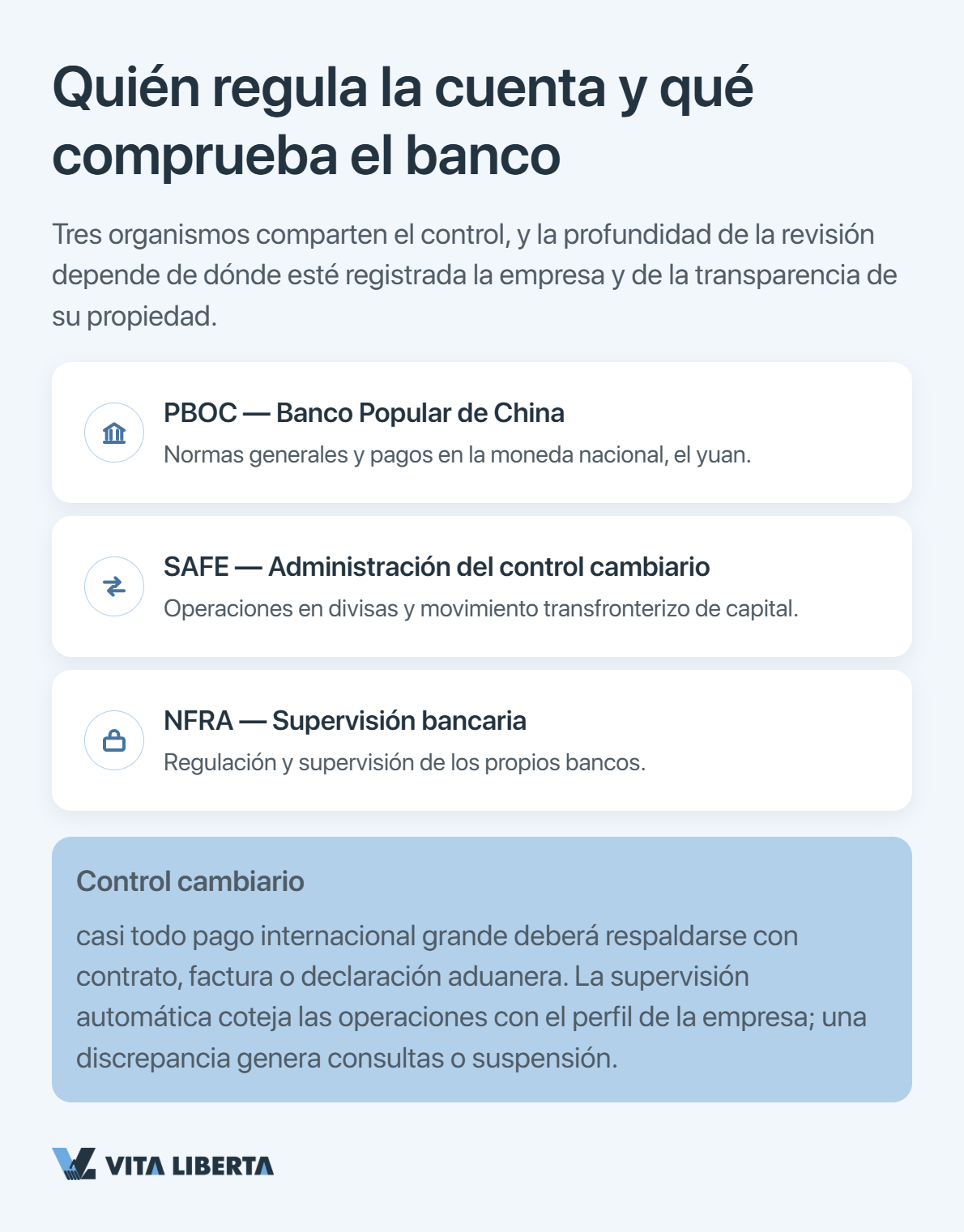 Gerente de un banco chino revisando los documentos de una empresa solicitante